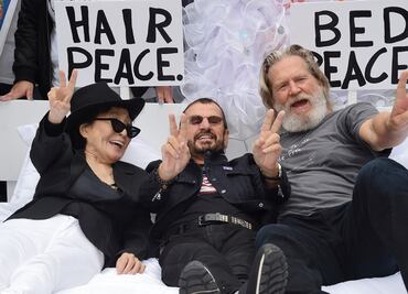 Yoko Ono lleva a su "cama de la paz" a Ringo Starr y Jeff Bridges