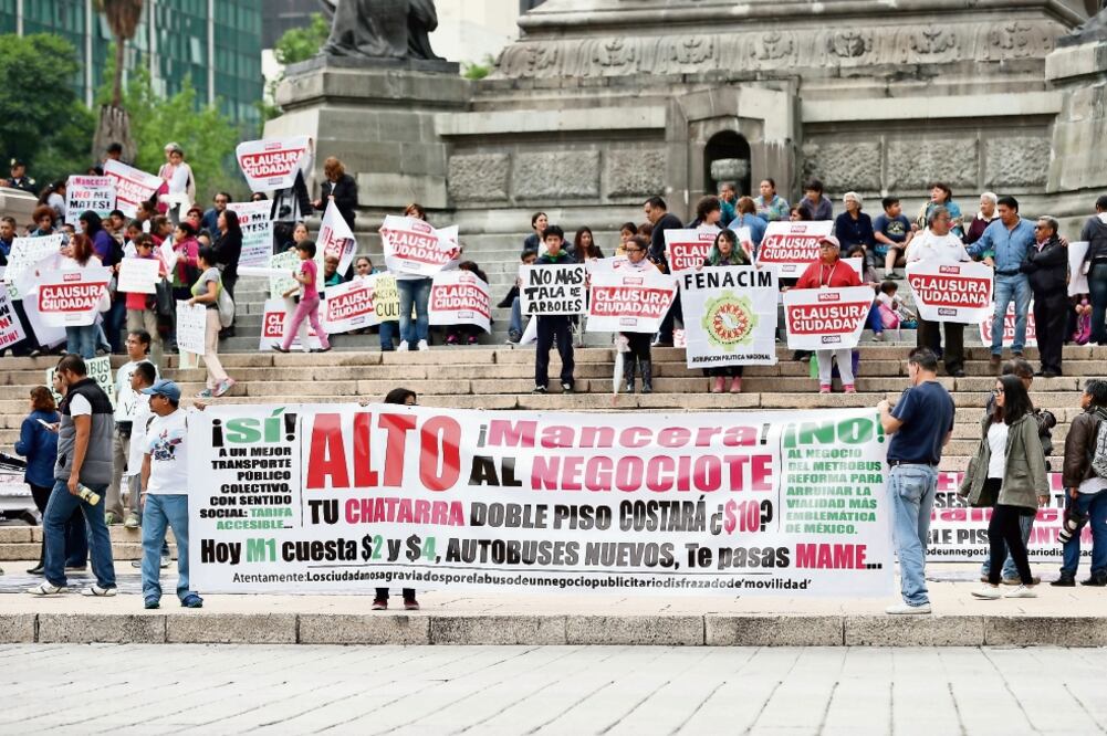 Alrededor de 200 personas se congregaron en el Ángel de la Independencia al mediodía y de ahí caminaron por Reforma hasta la Estela de Luz (FOTOS: ARIEL OJEDA. EL UNIVERSAL)
