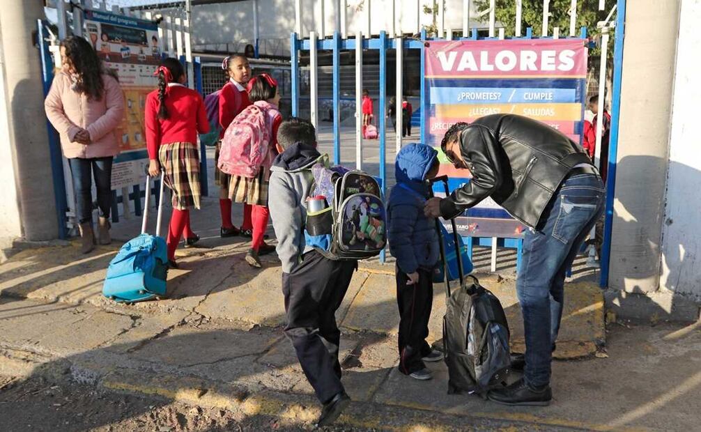 En vísperas del Día de las Madres, te decimos si habrá clases, de acuerdo con el calendario de la SEP. Foto: EL UNIVERSAL