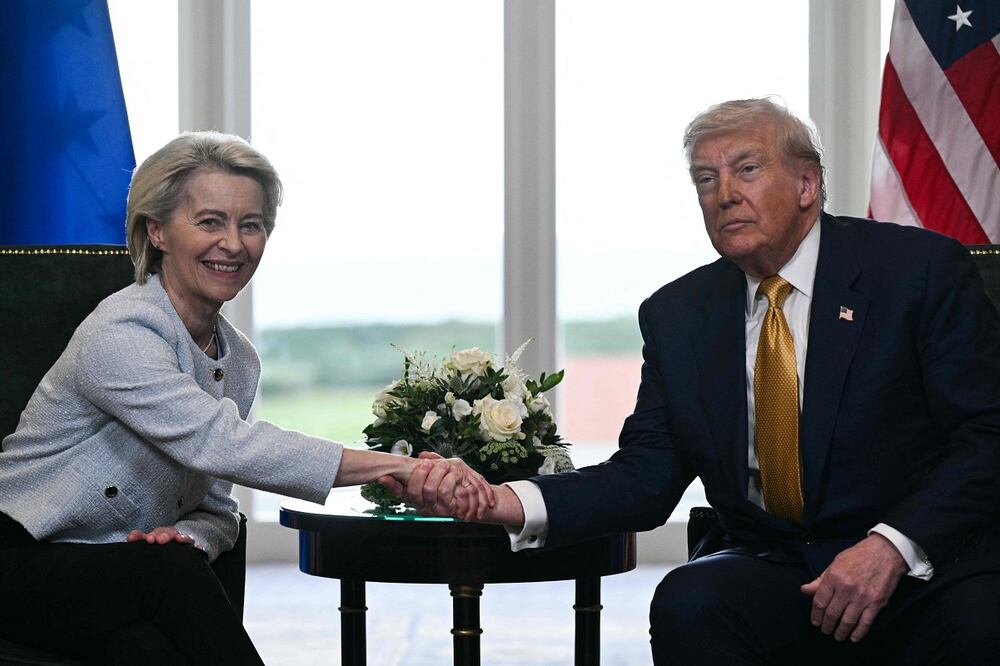 El mandatario de Estados Unidos, Donald Trump, estrecha la mano de la presidenta de la Comisión Europea, Ursula von der Leyen, tras su reunión en Turnberry.  Foto: AFP
