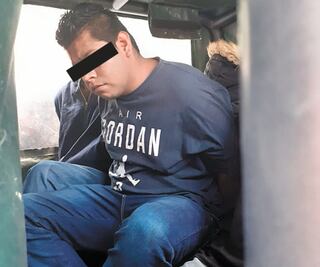 Arrestan a 12 sujetos por extorsionar en una obra
