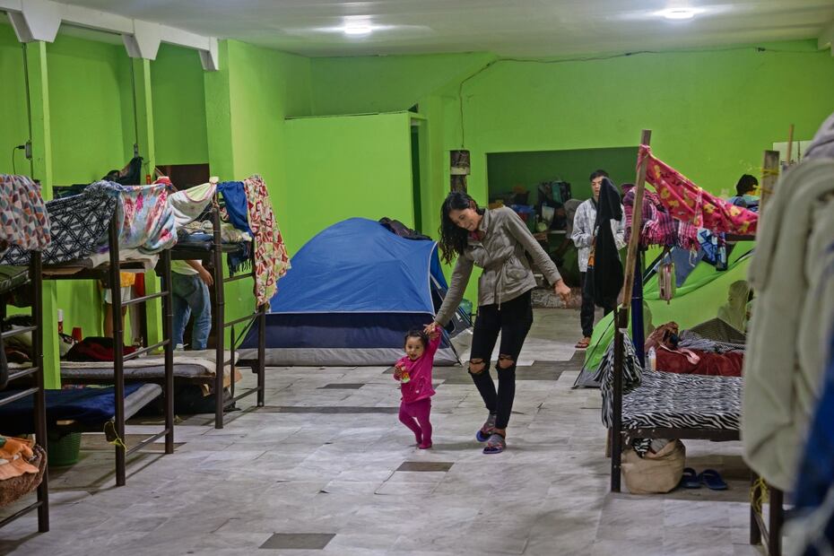 Ante la llegada y los daños importantes que ha dejado a su paso la tormenta Hilary, habitantes y migrantes estaban ayer en resguardo en los albergues instalados en diversos municipios de Baja California. Foto: Aimee Melo | El Universal
