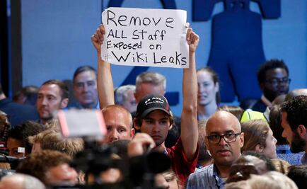 Son tres los altos cargos demócratas que renunciarán por escándalo de correos