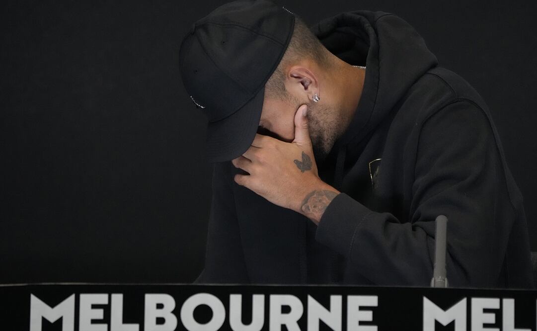 El australiano se lamenta en conferencia de prensa / Foto: AP