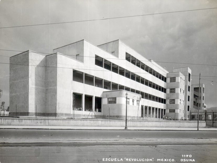 El edificio del Centro Escolar Revolución poco después de su inauguración en 1934. Este inmueble se ubica donde antes estuvo el Palacio de Justicia del Ramo Penal y la Cárcel de Belem; fue realizado por el arquitecto Antonio Muñoz, y en el interior alberga murales de artistas como Raúl Anguiano y Aurora Reyes. Crédito: Col. Villasana.