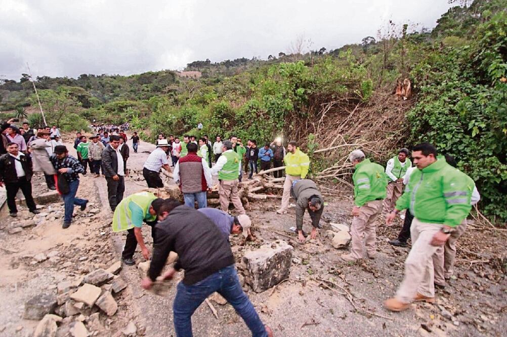 Luego de que retiraron obstáculos de la carretera Chalchihuatán-San Cristóbal de las casas, habitantes de Chenalhó retuvieron por más de 10 horas a cinco funcionarios de Protección Civil estatal y dos de la Subsecretaría de Gobierno (ESPECIAL)