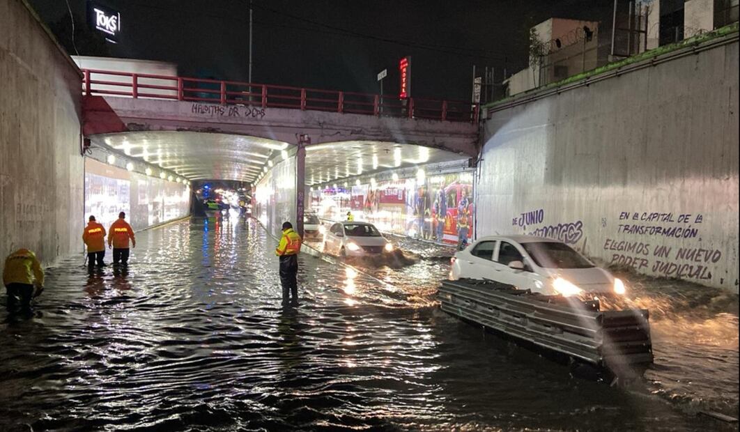 Las intensas lluvias registradas la tarde de este miércoles provocaron graves anegaciones al sur de la Ciudad de México, el 25 de junio de 2025, el cruce de Calzada de Tlalpan y Eje 5 Sur, en la colonia Nativitas, quedó anegado. Foto: Juan Carlos Williams/EL UNIVERSAL