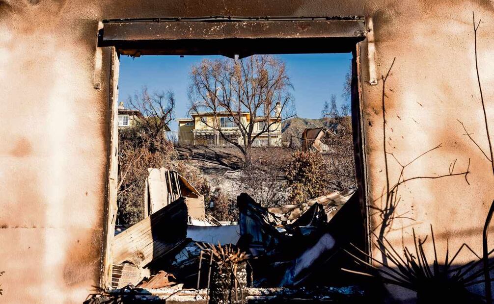 De acuerdo con cifras de las autoridades de California, más de 12 mil estructuras en las zonas de los incendios han quedado destruidas. Foto: Noah Berger / AP