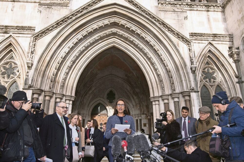 La empresaria británica Gina Miller se dirigió ayer a los medios a las puertas del Tribunal Superior en Londres. Miller dijo que no se podía excluir al Legislativo de decisiones tan fundamentales como el abandono de la UE (HANNAH MCKAY. EFE)