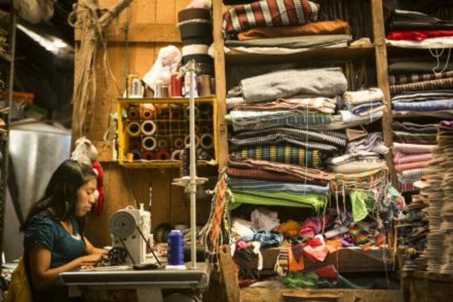 Mujeres llevan el calzado de Oaxaca a los pies del mundo