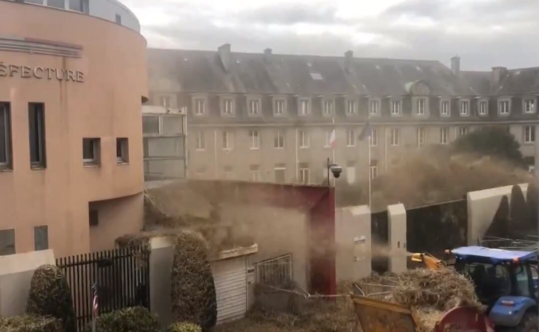 Desde tractores arrojaron estiércol, calabazas y ramas a los edificios de la Dirección Departamental de los Territorios y el Mar en Quimper, noroeste de Francia. Foto: Tomada de video.