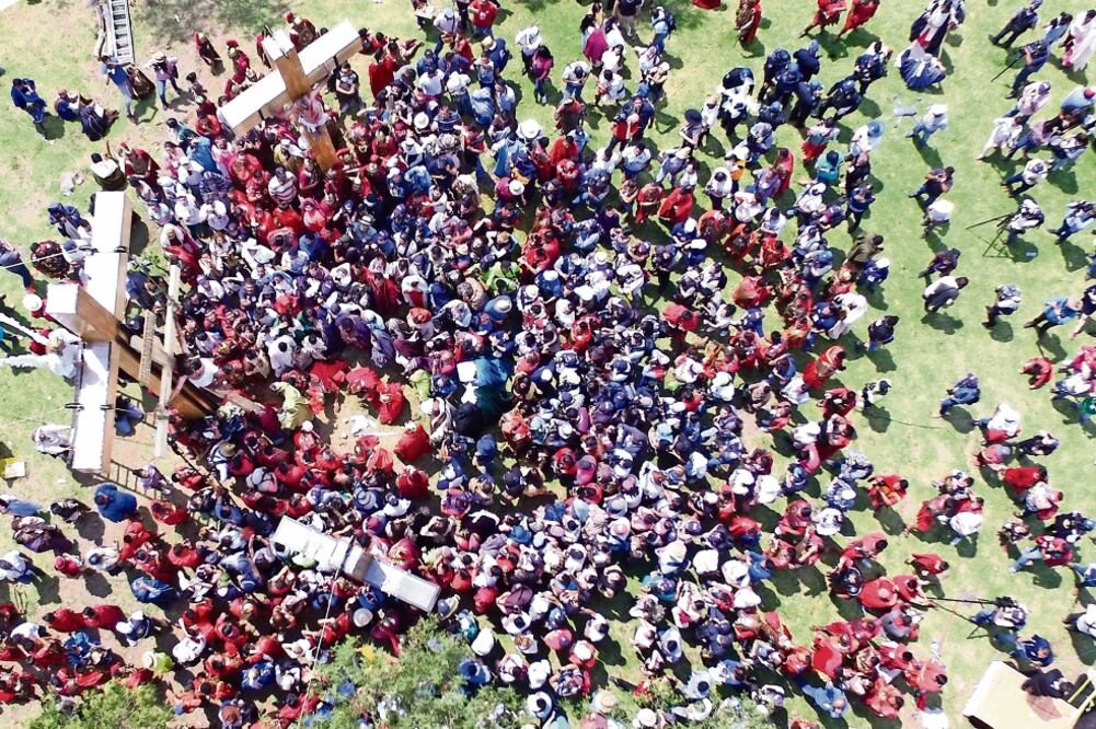 Bajo un intenso calor, miles presenciaron la crucifixión de Jesús en el Cerro de la Estrella, luego de recorrer un largo trayecto por diferentes barrios de Iztapalapa. (LUIS CORTÉS. ELUNIVERSAL)
