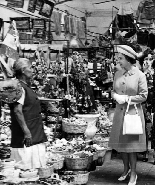 Cuando la reina Isabel II paseó en el mercado y bailó  "La Cucaracha" en México 