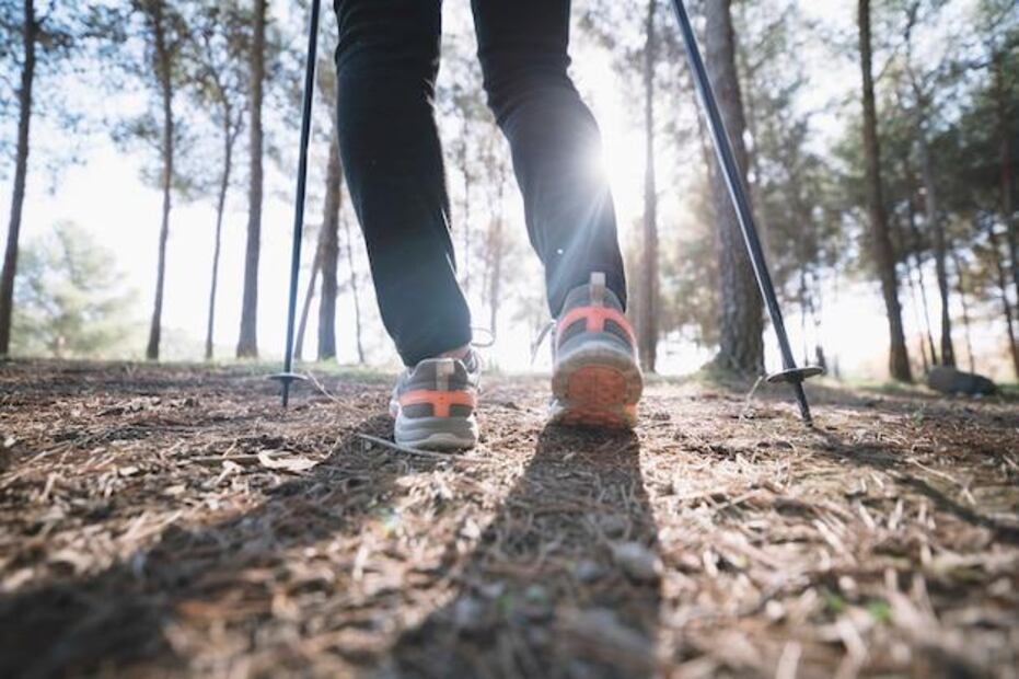 Caminar es una de las formas más accesibles y efectivas de mejorar la calidad de vida. Fuente: Freepik.