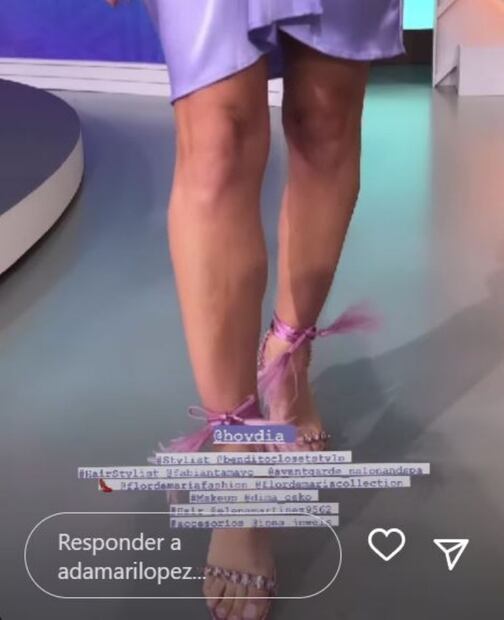 Adamari López lució unas sandalias rosa con plumas y pedrería. Fuente: Instagram @adamarilopez