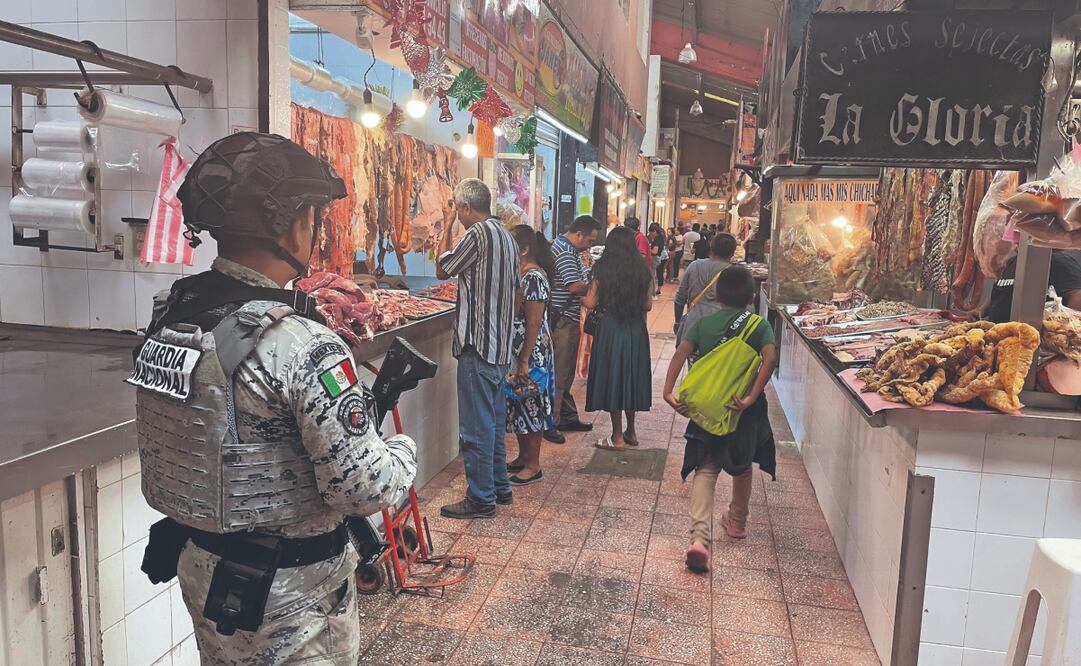 Elementos de la Guardia Nacional, militares y policías custodiaron varios sitios de la capital, como el Mercado Baltazar R. Leyva Mancilla, donde instalaron en el exterior un módulo de vigilancia permanente. Foto: de ARTURO DE DIOS PALMA. EL UNIVERSAL