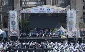 Clara Brugada encabeza clase masiva de futbol en el Zócalo; CDMX busca romper Récord Guinness rumbo al Mundial 2026