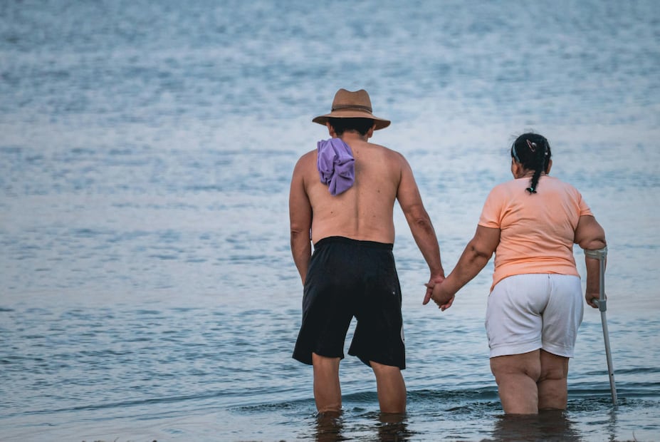 Aerolíneas mexicanas ofrecen beneficios especiales para adultos mayores durante las vacaciones. Foto: Pexels. Camilo