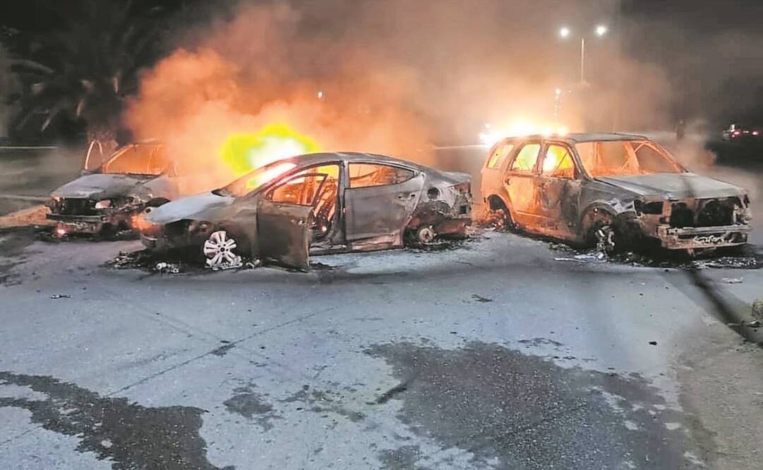 La tarde del domingo, hombres armados cerraron diferentes vías de Zacatecas y despojaron a conductores de sus vehículos, a los cuales les prendieron fuego. Foto: Especial