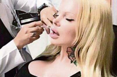 Sabrina Sabrok prepara sus labios para porno