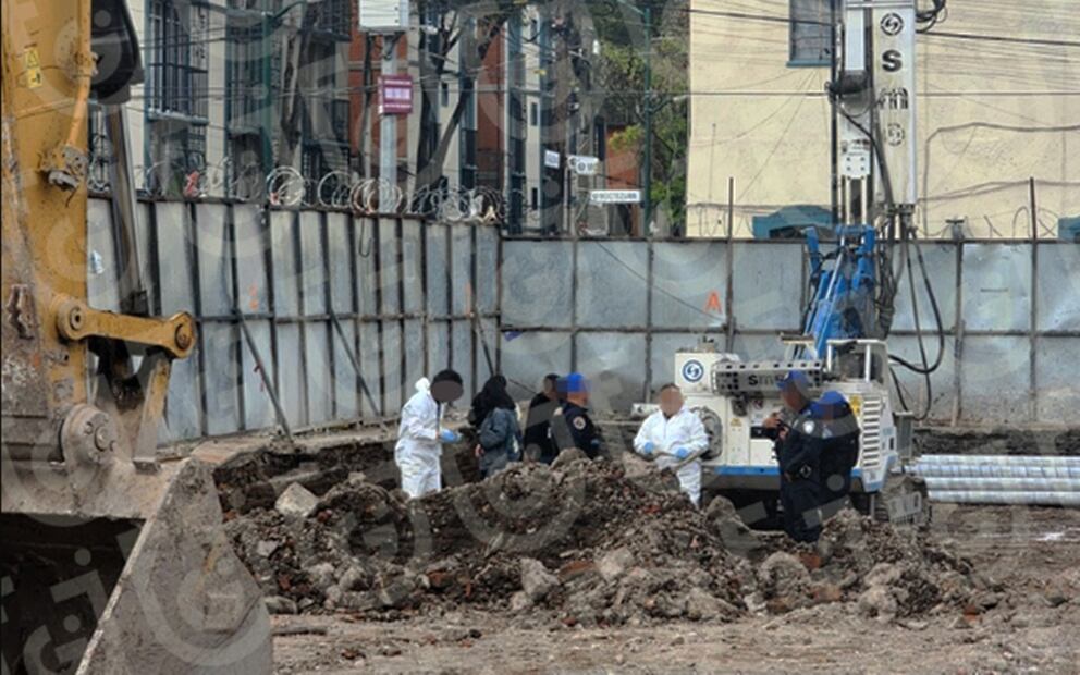 Peritos de la FGJ acudieron a investigar sobre el hallazgo de restos óseos en un predio de Paseo de la Reforma en la alcaldía Cuauhtémoc, Ciudad de México, el 10 de julio de 2025. Foto: especial