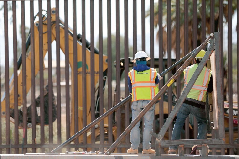 Trabajadores colocan un muro estilo bolardo de nueve metros de alto para reemplazar una sección de la valla fronteriza cerca de Calexico, en California  (EARNIE GRAFTON. REUTERS)