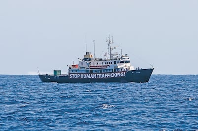 Italia busca frenar a los migrantes 