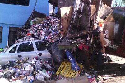Vuelca camión de basura sobre auto en Naucalpan