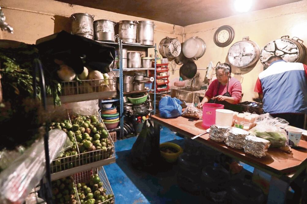 Algunos integrantes de la familia Jiménez Rodríguez tiene sus viviendas en el municipio de Naucalpan, Estado de México, y son vendedores ambulantes en CDMX. Los mayores del clan esperan que las próximas generaciones dejen ese trabajo (FERNANDO RAMOS)