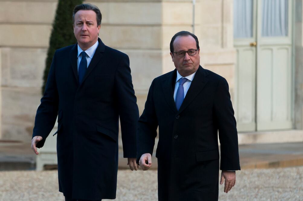 El presidente francés, François Hollande, y el primer ministro británico, David Cameron, visitaron la sala de conciertos Bataclan (EFE)