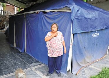 Sobreviven en casas de campaña en plena calle