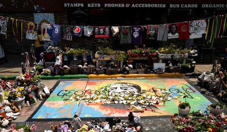 Conmemoran 5to aniversario luctuoso de George Floyd en EU; acusan lentitud en reformas a departamentos de policías