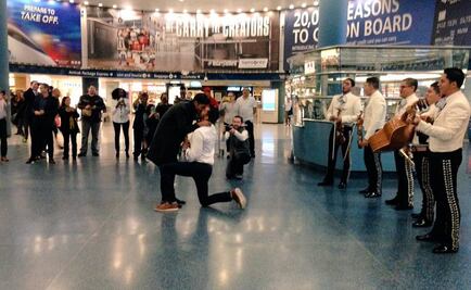 Mexicano se compromete con su novio a ritmo de mariachi en NY
