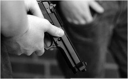 Roban mil pesos de un bar en Santa María Aztahuacán, chocan con taxi y los detienen