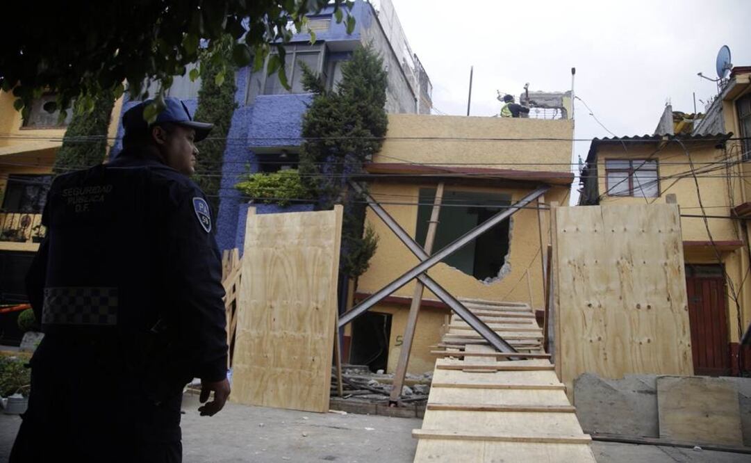 Autoridades delegacionales acudieron al predio en la calle Benito Juárez para apuntalar el inmueble y reducir los riesgos de una mayor inclinación o colapso (Foto: Alejandra Leyva / EL UNIVERSAL)