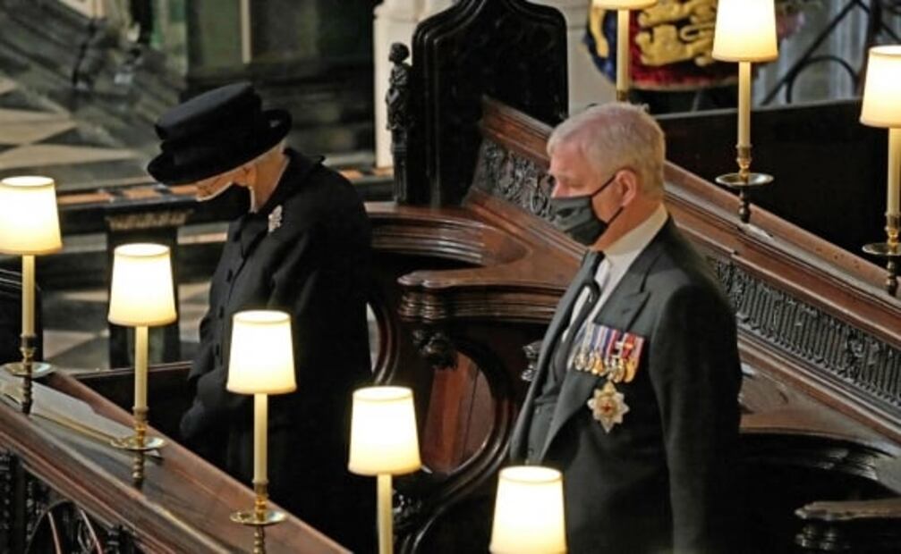 Sola, de negro y con cubrebocas, la reina Isabel II despide al príncipe Felipe