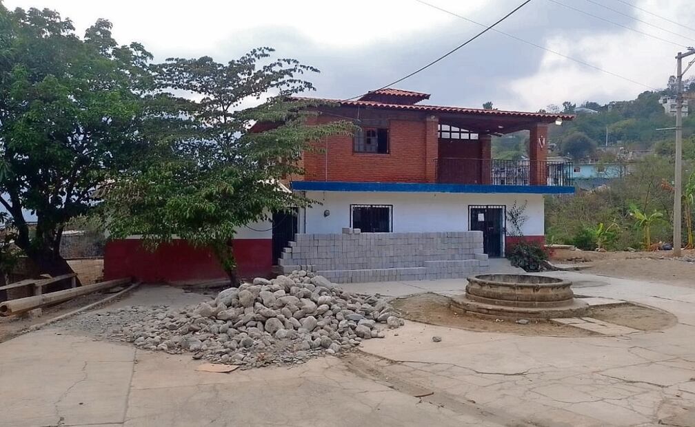 Luego de que el sacerdote Roberto Cacahuatitla afirmó que el terreno era de la iglesia, éste comenzó a ser bardeado. Foto: Especial