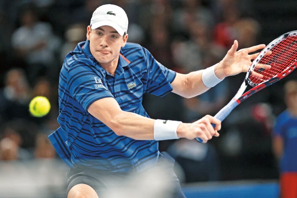 Isner aprovechó su poderoso servicio para superar a Federer en el Masters de París (MICHEL EULER. AP)