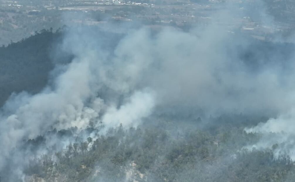 Por la tarde de este martes, el fuego se mantenía activo (13/05/2025). Foto: Especial