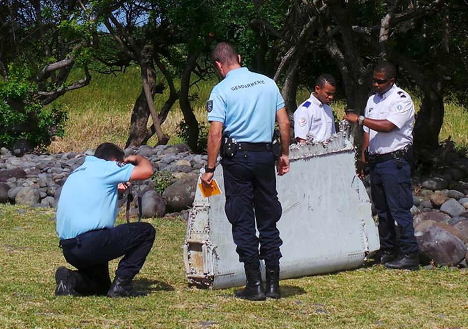 El fragmento del avión fue localizado el miércoles por empleados de una asociación local dedicada a la limpieza en la costa en la isla Reunion, un departamento de ultramar francés cercano a Madagascar (REUTERS)