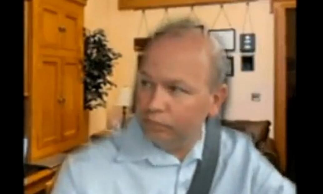 Senador atiende juicio en línea contra conductor distraído, mientras va manejando