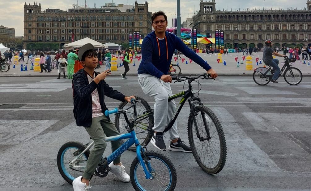 Los asistentes tuvieron la oportunidad de recorrer este icónico espacio en bicicleta, patines o patinetas, en el marco de la peatonalización de la Plaza de la Constitución. Foto: Especial.