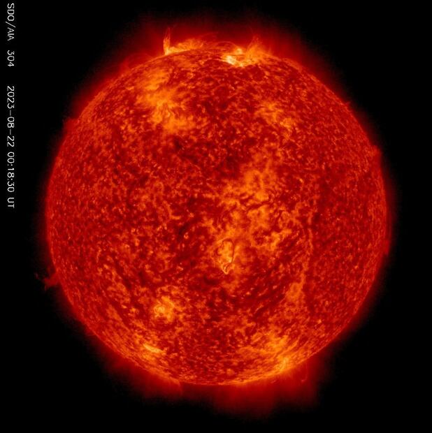 Grabada por el Observatorio de Dinámica Solar de la NASA, la película muestra dos columnas de plasma en forma de cuernos que saltan de la nueva mancha solar y, simultáneamente. mancha solar AR3413. / Foto: Tomada de spaceweather.com.
