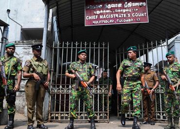 En Sri Lanka un hombre vestido de abogado mata a tiros a un gánster en juzgado; turista muere al caer de un tren por tomarse selfie