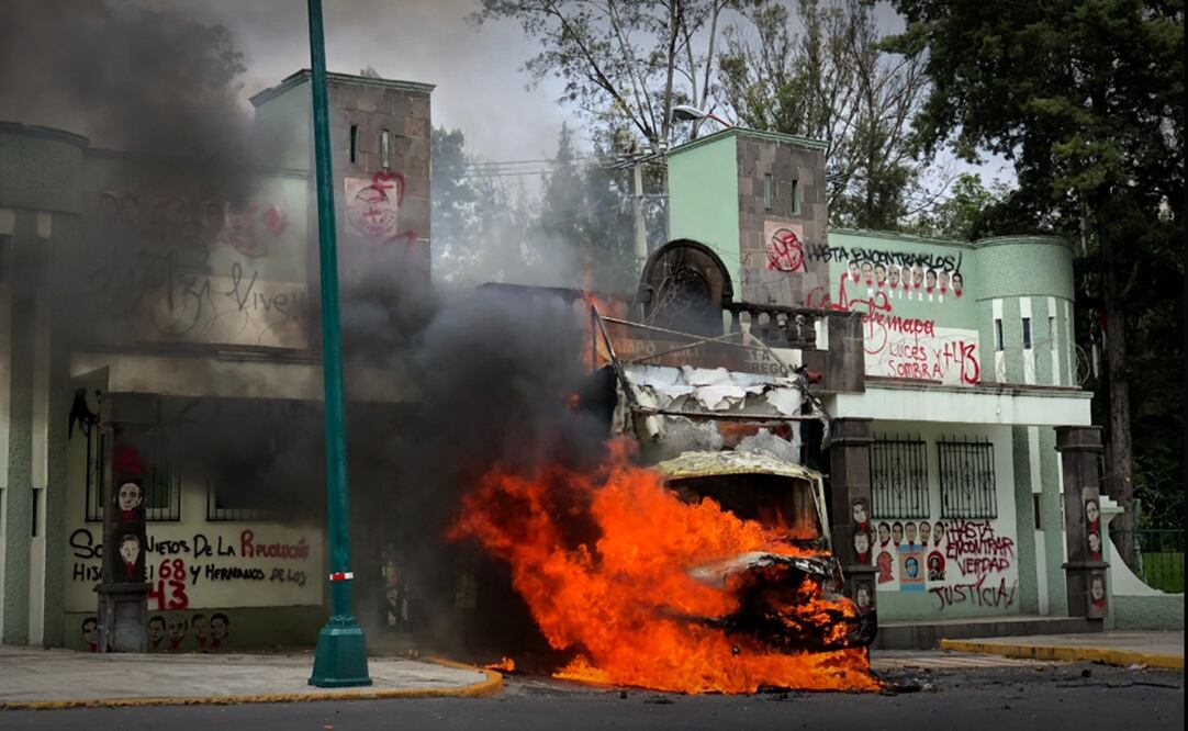 Normalistas de Ayotzinapa derribaron la puerta del Campo Militar Número Uno, con un camión que posteriormente incendiaron, en el marco al onceavo aniversario de la desaparición de los 43 estudiantes, en la Ciudad de México, el 25 de septiembre de 2025. Foto: Diego Simón Sánchez/EL UNIVERSAL