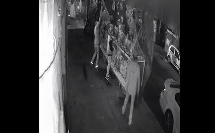 Video. Jóvenes roban objetos de un altar de muertos en la colonia Portales