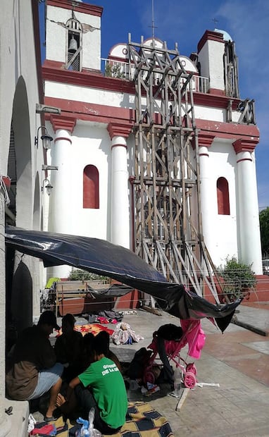 Otra situación que ha requerido atención de las autoridades de Oaxaca es el paso de las caravanas migrantes por Niltepec. Roselia Chaca/EL UNIVERSAL.