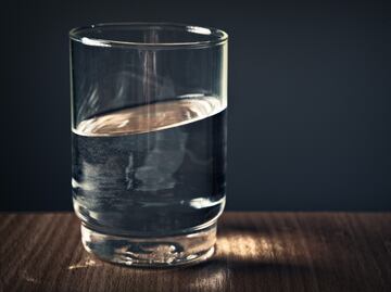 ¿Qué pasa si tomo un vaso de agua antes de dormir?