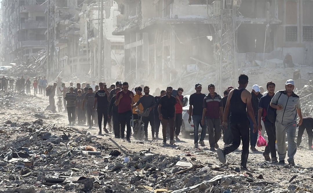 Miles de palestinos desplazados al sur de la Franja regresan este viernes a la asediada Ciudad de Gaza con la esperanza de encontrar en pie sus casas con motivo de la entrada en vigor del alto el fuego y la primera retirada de las tropas. Foto: EFE/Ahmad Awad