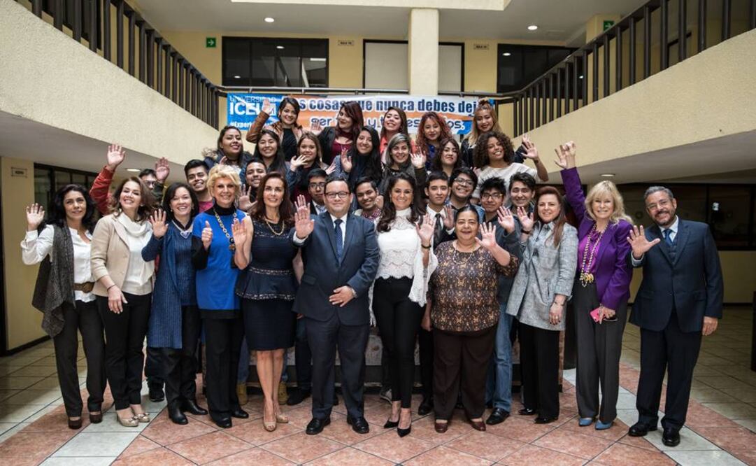 La señora Perla Díaz de Ealy, presidenta de Maepec, pidió a los jóvenes prepararse, estudiar y aprovechar las oportunidades. Foto: Germán Espinosa / EL UNIVERSAL